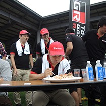 大食い大会奮闘中 大食い大会奮闘中
