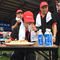 大食い大会まだまだ奮闘中